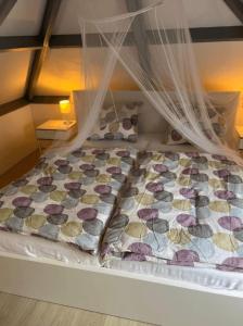 a bed with a quilt on it in a room at Buitenplaats Herkingen 25-A in Herkingen