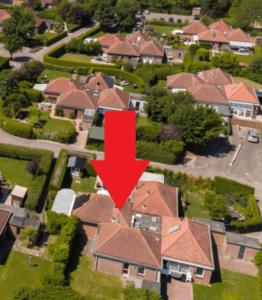 an image of a house with a red arrow on it at Buitenplaats Herkingen 25-A in Herkingen