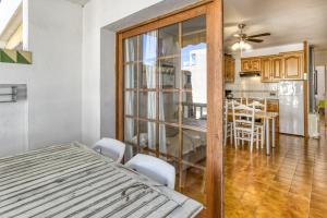 a dining room and kitchen with a table and chairs at Amarres con Piscina in L'Escala
