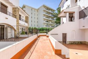 a walkway in the middle of two buildings at Amarres con Piscina in L'Escala