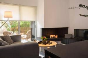 salon z kanapą i stołem w obiekcie Homz Studios Faliro w Atenach