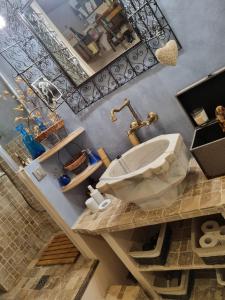 ein Badezimmer mit Waschbecken und Spiegel in der Unterkunft Gite Fa Mille maison bleu in Robion en Luberon + 34 Fotos