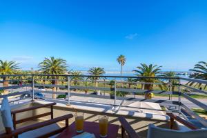 - une vue sur la plage depuis le balcon du complexe dans l'établissement George's Poet Maisonette, à Réthymnon