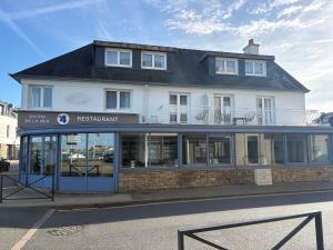 a building with a bus stop in front of it at La parenthèse du port in Perros-Guirec