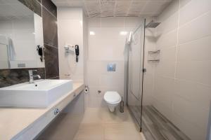 Et badeværelse på SUPREME BEACH İÇMELER Adults Only + 24 billeder