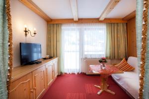 Televiisor ja/või meelelahutuskeskus majutusasutuses Hotel Alpenblick