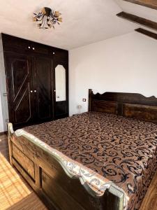 a bedroom with a large bed in a room at Voila House in Voila