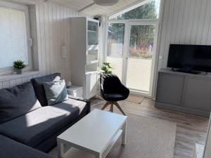 a living room with a couch and a table at Strandhaus Freibeuterweg 24 in Priwall