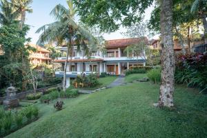an exterior view of a house with a yard at Argasoka Bungalows in Ubud