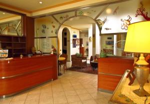 Lobby alebo recepcia v ubytovaní Hotel Il Faro Della Guitgia Tommasino