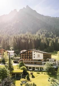 a building with a mountain in the background at Sporthotel Bachmann in Gargellen