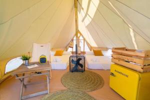 a room with a tent with two beds and a table at Kampaoh Conil in Conil de la Frontera +30 photos