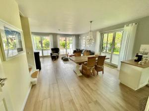 a living room with a table and a dining room at Reetdachhaus Seestern in Garding