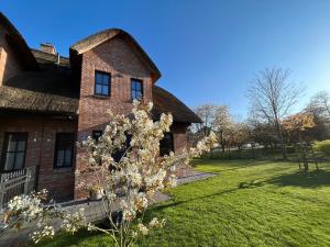 a brick house with a tree in front of it at Reetdachhaus Seestern in Garding