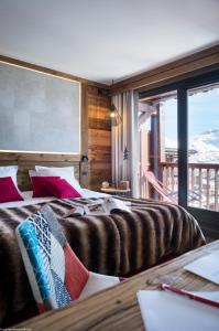 Кровать или кровати в номере Hôtel Village Montana by Les Etincelles