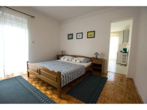1 dormitorio con cama, mesa y ventana en Apartments Trošelj en Starigrad-Paklenica
