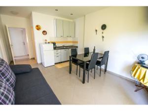 cocina y sala de estar con mesa y sillas en Apartments Trošelj en Starigrad-Paklenica