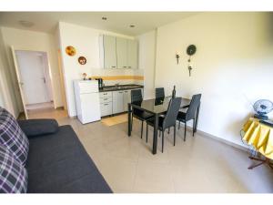 Kuchyň nebo kuchyňský kout v ubytování Apartments Trošelj + 14 fotografií
