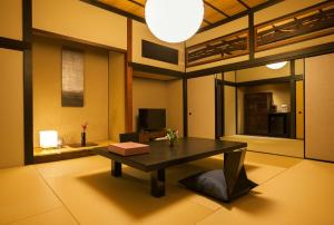 Cette chambre dispose d'une table avec une boîte. dans l'établissement Ito Ryokuyu, à Itō