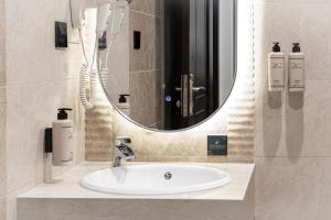 a bathroom with a sink and a mirror at فندق لفيف العريض - Lafeef Hotel Al-Aridh in Medina