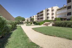 a walkway in front of a building at Golf Mar I H5 in Pals