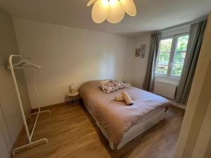 a bedroom with a bed with a lamp and a window at Cocon nature - Appartement 1 chambre - 4 personnes in Berstett