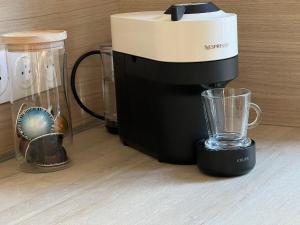 a black and white blender sitting on a counter at Cocon nature - Appartement 1 chambre - 4 personnes in Berstett