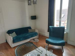 a living room with a couch and two chairs at Appartement de cachet de 63m2 in Moulins +16 photos