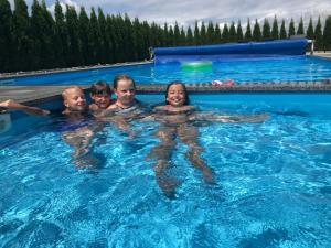a group of children swimming in a swimming pool at Basen z podgrzewaną wodą jacuzzi dmuchaniec sala zabaw WSZYSTKO W CENIE POBYTU in Białka Tatrzańska