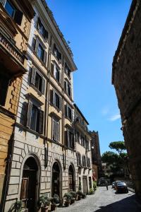 un gran edificio con muchas ventanas en una calle en Residenza Maritti ContemporarySuite en Roma