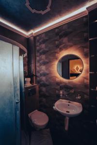 a bathroom with a sink and a mirror at Apartman 4B H Pozarevac in Požarevac