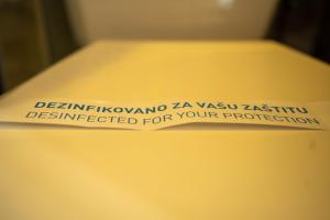 a sign on the top of a yellow sink at Apartman 4B H Pozarevac in Požarevac
