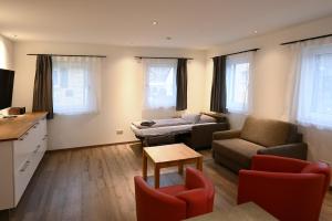 a living room with a couch and a table at Guesthouse-Coburg 1 in Großheirath