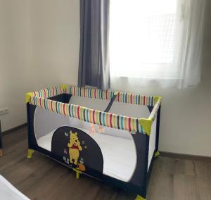 a bunk bed in a room with a window at Guesthouse-Coburg 1 in Großheirath
