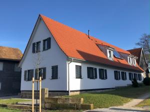 a white house with an orange roof at Guesthouse-Coburg 1 in Großheirath