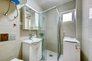 a bathroom with a shower and a toilet and a sink at Ferienwohnung Nike's in Dobra Voda