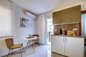 a small kitchen with a table and chairs in a room at Ferienwohnung Nike's in Dobra Voda