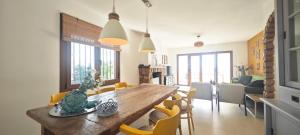 a kitchen and dining room with a wooden table and chairs at Vista al Mar 2 Peñiscola in Peniscola
