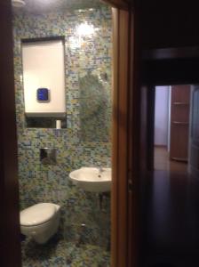 トヴェリにあるApartment on Radishcheva 26のバスルーム(洗面台、トイレ、鏡付)