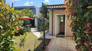 a garden with a door leading into a house at Ferienhaus Grüne Oase in Bar