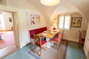 a dining room with a table and chairs at Ferienwohnung Ottmanach Schlosshof in Pischeldorf