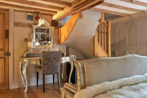 a bedroom with a dressing table and a mirror at Broad Leys in Aylesbury