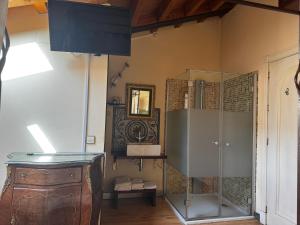 a bathroom with a glass cabinet and a mirror at Hotel Rural Cayetana in Piedrahita