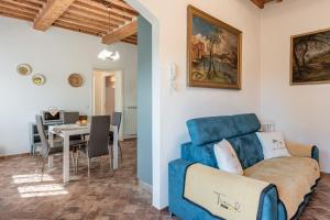 a living room with a couch and a table at Casa Loretta Vicopisano in Vicopisano