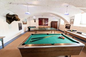 a room with a pool table and ping pong ball at Ferienwohnung Ottmanach Schlosshof in Pischeldorf