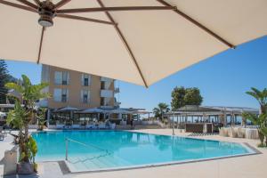 uma piscina com guarda-sol e um edifício em Grand Hotel Moon Valley em Vico Equense