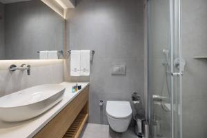 ein Badezimmer mit Waschbecken, Toilette und Dusche in der Unterkunft Waveside hotel in Altınordu + 19 Fotos