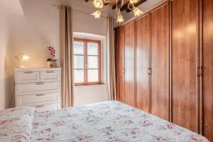 a bedroom with a bed and a dresser and a window at Casa Ilaria Vicopisano in Vicopisano