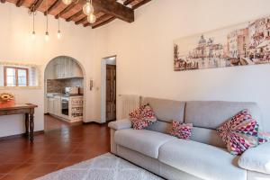 a living room with a couch and a kitchen at Casa Ilaria Vicopisano in Vicopisano