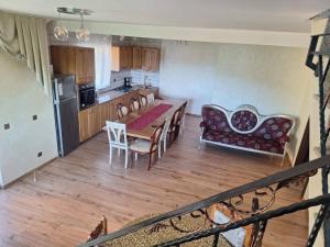 a kitchen and dining room with a table and chairs at Vila Cristal in Târgu Ocna